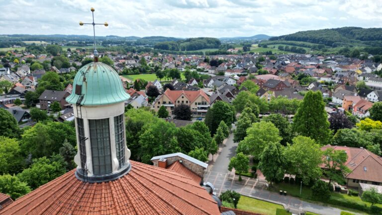 Blick auf das Haus Ohrbeck und die Umgebung von Holzhausen aus der Vogelperspektive.