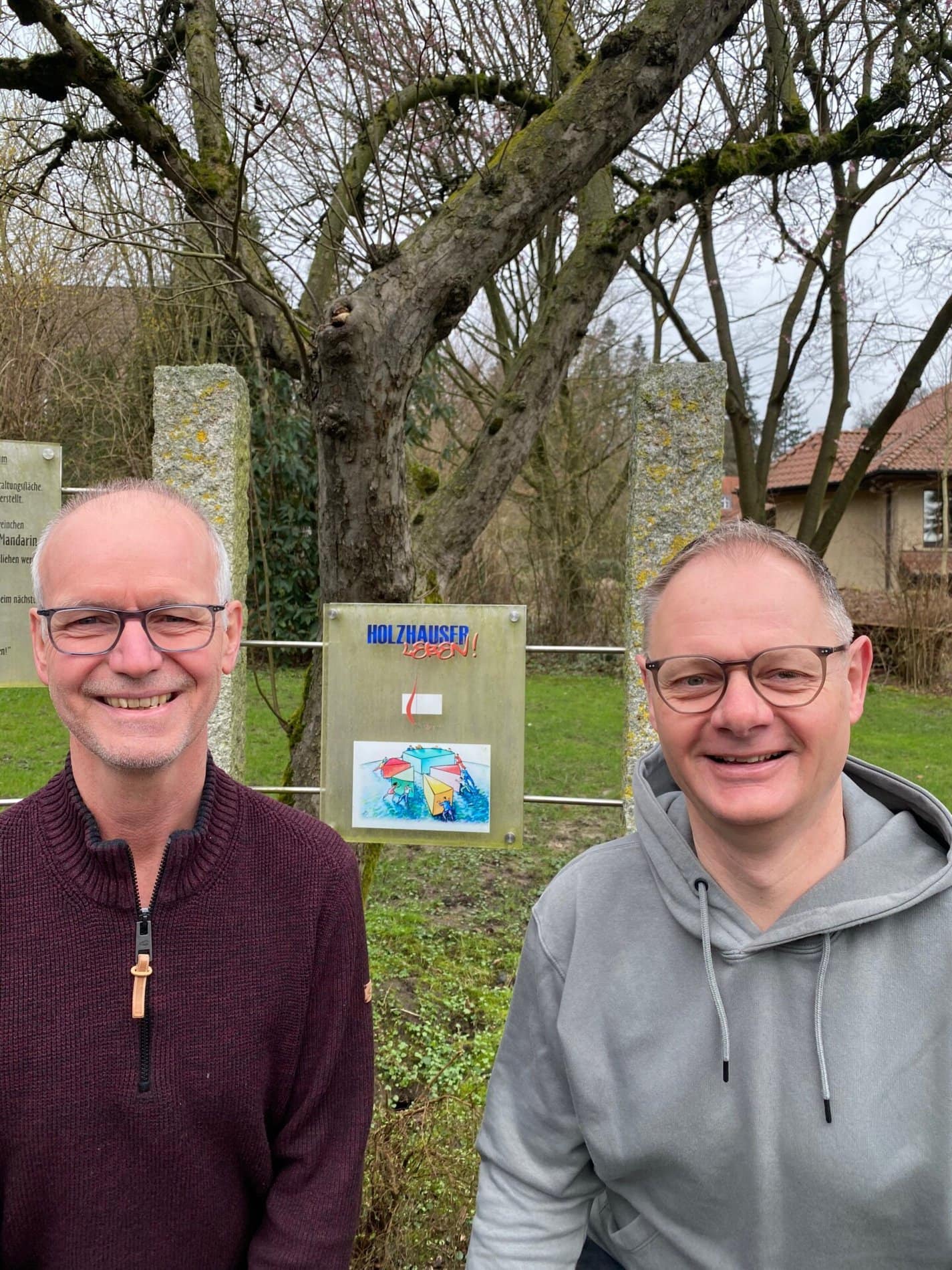 Juppi Dreyer und Frank Haacks, die Vorsitzenden des Holzhauser leben! e.V., vor einer Vereinsinformationstafel.